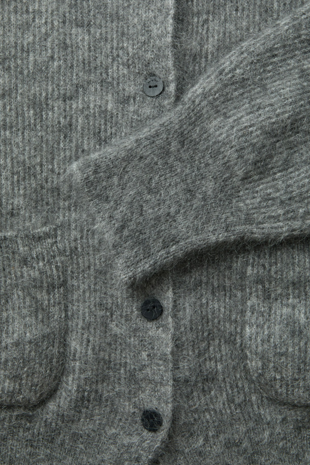 [epigram 여성] 모헤어 라운드 가디건은 부드러운 촉감의 모헤어 69% 함유된 여성용 가디건입니다. 라운드넥에 숏 기장, 긴 소매, 루즈핏으로 편안하게 착용 가능하며, 아웃포켓과 립조직, 배색 너트 단추 디테일이 특징입니다. 두꺼운 두께감으로 보온성을 높여 겨울철 데일리룩, 집콕룩, 카페룩에 활용하기 좋습니다. 미니멀하고 베이직한 디자인으로 다양한 스타일 연출이 용이합니다. 세미 드롭 숄더 디자인으로 자연스러운 실루엣을 선사합니다.
