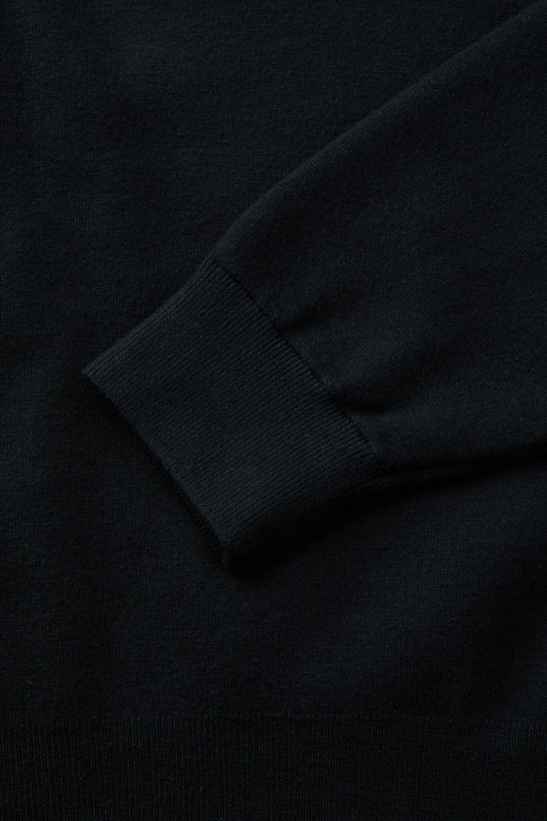 **[epigram 여성] 버튼 후드 니트 풀오버**는 포근한 착용감의 여성용 니트 풀오버입니다. 부드러운 레이온 소재로 제작되어 가을, 겨울철 일상에서 편안하게 착용하기 좋습니다. 루즈핏에 넉넉한 두께감과 드롭숄더 디자인으로, 캐주얼하면서도 스타일리시한 분위기를 연출합니다. 후드, 긴 소매, 무지 디자인으로 미니멀한 감성을 더하며, 볼륨감 있는 실루엣과 싸개 단추, 스트링, 더블 립조직 소맷단, 파이핑 디테일이 돋보입니다. 겨울 데일리룩, 집콕룩, 산책룩 등 다양한 TPO에 맞춰 캐주얼, 미니멀, 클래식 스타일을 완성해보세요.
