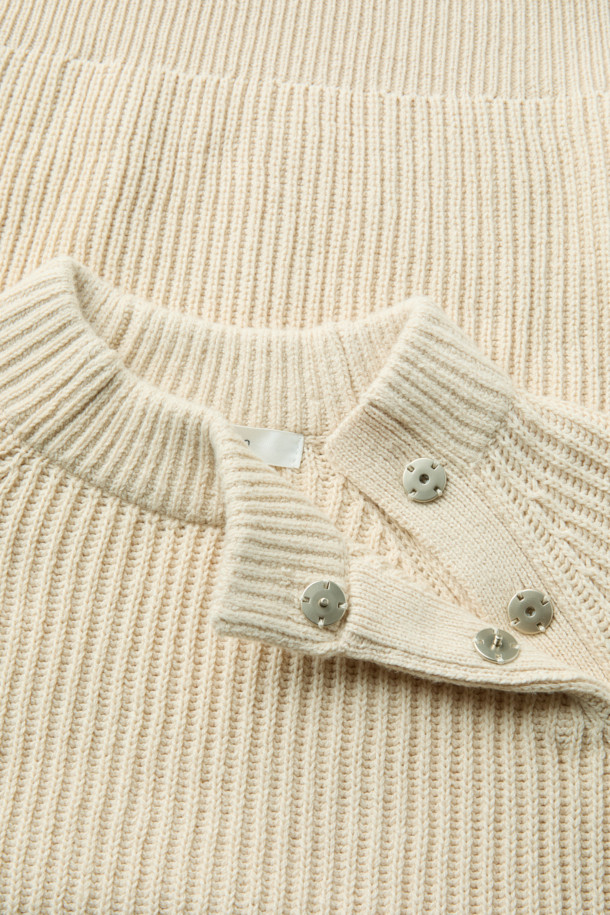 [epigram여성] 넥 슬릿 니트는 가을과 겨울, 캐주얼하고 베이직한 스타일을 연출하는 여성용 니트입니다. 아이보리, 베이지 두 가지 색상으로 제공되며, 넥 슬릿 디테일이 특징입니다. 두꺼운 두께감과 부드러운 촉감의 면 소재로 제작되었으며, 래글런 소매와 볼륨감 있는 소매 디자인이 돋보입니다. 레귤러핏에 리브 조직 밑단, 블루종 실루엣으로 편안하면서도 세련된 핏을 선사합니다. 겨울 데일리룩, 카페룩, 집콕룩 등 다양한 TPO에 활용하기 좋은 아이템입니다.
