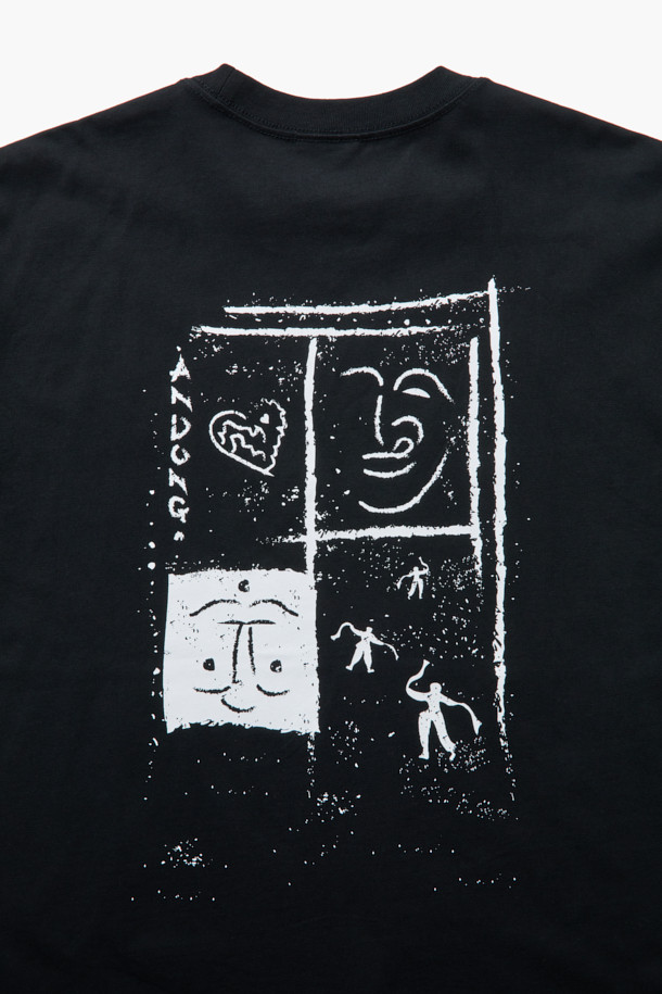 안동 탈춤 페스티벌의 흥겨움을 담아낸 블랙 컬러의 남녀공용 반팔 티셔츠입니다. 부드러운 면 소재로 제작되어 편안한 착용감을 선사하며, 봄, 여름 계절에 시원하게 즐길 수 있습니다. 캐주얼하면서도 키치한 스타일을 연출하며, 하트 형태의 안동 지도 그래픽과 하회탈 그래픽, 라바 나염 처리가 유쾌한 포인트를 더합니다. 오버핏 레귤러 기장으로 제작되었으며, 하트 자수 디테일이 돋보입니다. M, L 사이즈로 구성되어 있어, 동네 마실룩으로 편안하게 착용하기 좋습니다.
