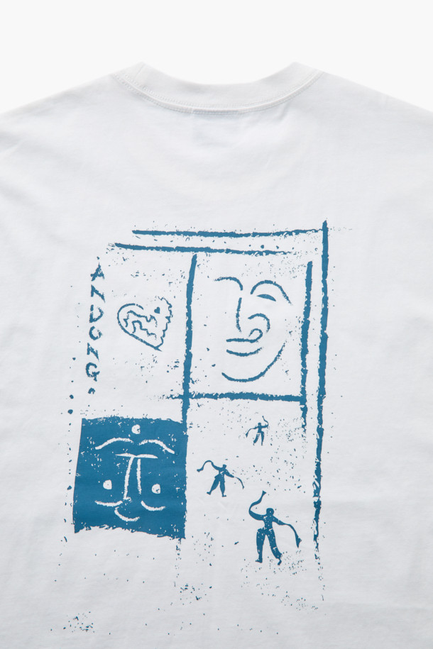 안동 탈춤 페스티벌의 흥겨움을 담아낸 오버핏 반팔 티셔츠입니다. 부드러운 면 소재로 제작되어 편안한 착용감을 선사하며, 봄, 여름 계절에 시원하게 즐기기 좋습니다. 화이트 컬러 바탕에 하트 형태의 안동 지도 그래픽, 하회탈 그래픽, 라바 나염 프린팅과 하트 자수 디테일이 돋보이는 캐주얼 스타일의 티셔츠입니다. 동네 마실룩, 여행룩, 봄 소풍룩 등 다양한 TPO에 활용 가능하며, M, L 두 가지 사이즈로 만나보실 수 있습니다. 미니멀, 스트리트 스타일을 선호하는 분들께 추천합니다.
