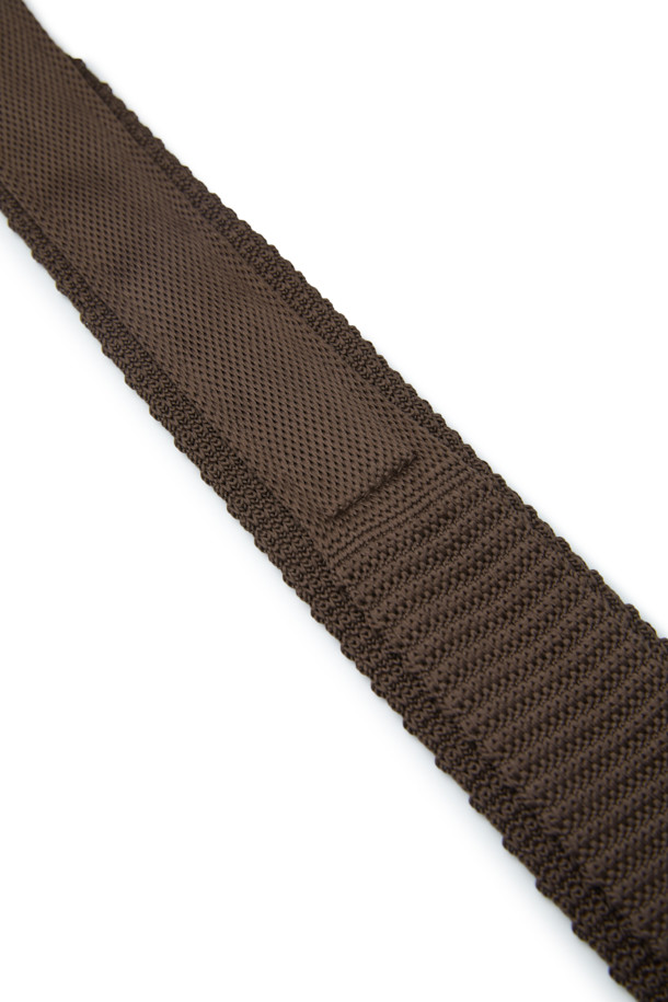 세련된 브라운 솔리드 니트 타이는 남성분들을 위한 고급스러운 스타일을 완성합니다. 폴리에스터와 니트 소재로 제작되어 톡톡한 촉감과 뛰어난 내구성을 자랑하며, 관리가 용이하여 실용적입니다. 오피스룩, 비즈니스 캐주얼, 회의룩 등 다양한 TPO에 활용 가능하며, 클래식, 캐주얼, 미니멀 스타일을 모두 아우르는 디자인입니다. 솔리드 니트 패턴은 어떤 룩에도 포인트를 더하여 세련된 이미지를 연출합니다.
