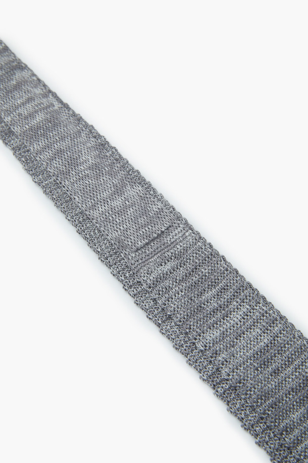 멜란지 니트 타이는 부드러운 톡톡한 촉감이 특징인 남성용 넥타이입니다. 멜란지 그레이 컬러의 니트 소재로 제작되어 사계절 내내 활용 가능하며, 캐주얼, 베이직 스타일을 선호하는 분들께 적합합니다. 출근룩, 비즈니스 캐주얼, 오피스룩 등 다양한 TPO에 매치하여 스타일리시하게 연출할 수 있습니다. 내구성이 우수하여 오래 사용할 수 있으며, 관리가 용이하여 실용적입니다. 캐주얼, 클래식, 미니멀 스타일을 즐겨 입는 분들께 추천합니다.
