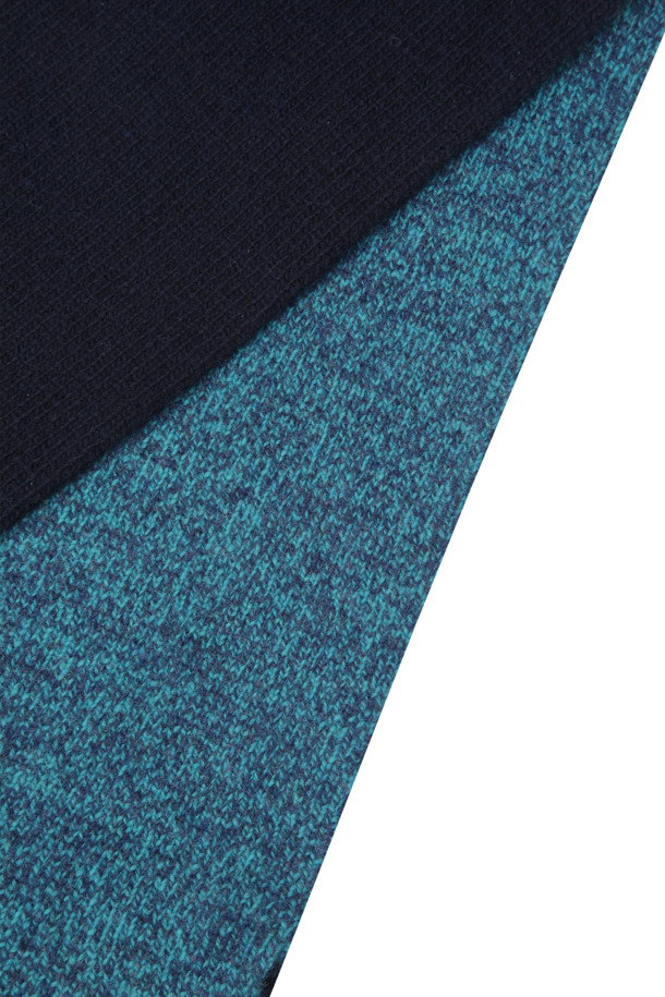 네이비와 블루 양면 배색으로 세련된 멋을 더한 홀 머플러입니다. 울과 캐시미어 소재를 사용하여 부드러운 촉감과 뛰어난 보온성을 제공하며, 72cm 기장으로 다양한 스타일 연출이 가능합니다. 홀 디테일이 디자인 포인트로, 고정하여 착용할 수 있어 실용적입니다. 가을, 겨울철 데일리룩, 산책룩, 데이트룩 등 어떤 스타일에도 잘 어울리는 베이직한 무드의 머플러입니다.
