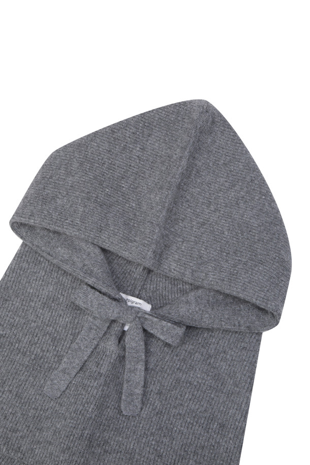 부드러운 울과 캐시미어 혼방 소재로 제작되어 뛰어난 보온성을 자랑하는 니트 바라클라바입니다. 깊은 모자 깊이와 여유로운 핏으로 편안한 착용감을 선사하며, 넥 라인 아래 여유있는 디자인은 활동성을 높여줍니다. 무지 디자인에 리본 장식이 더해져 클래식, 미니멀, 캐주얼 등 다양한 스타일과 매치하기 좋습니다. 겨울철 일상룩은 물론, 캠핑룩과 겨울 스포츠 활동 시에도 따뜻하게 착용할 수 있으며, 아우터 안팎으로 스타일리시하게 연출 가능합니다. 그레이 컬러로 어떤 옷에도 잘 어울립니다.
