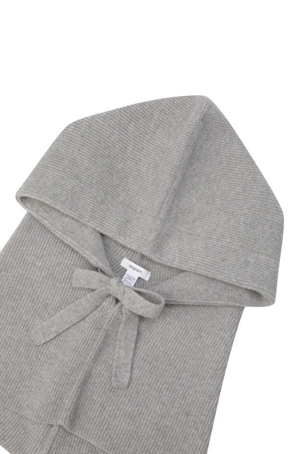 울과 캐시미어 소재로 제작되어 부드러운 촉감을 선사하는 니트 바라클라바입니다. 깊은 모자 깊이와 두꺼운 두께로 뛰어난 보온성을 제공하며, 겨울철 추위로부터 얼굴 전체를 포근하게 감싸줍니다. 넥 라인이 여유롭게 디자인되어 아우터 안팎으로 자유롭게 착용 가능하며, 무지 디자인으로 미니멀, 클래식, 캐주얼 등 다양한 스타일과 매치하기 좋습니다. 남녀 모두 착용 가능한 디자인으로, 활용도 높은 겨울철 필수 아이템입니다.
