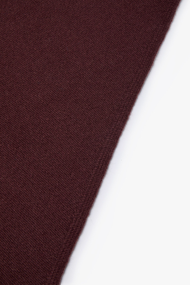 부드러운 울과 캐시미어 혼방 소재로 제작된 삼각 머플러입니다. 와인 컬러의 무지 디자인으로, 가을과 겨울철 데일리룩에 따뜻함과 스타일을 더해줍니다. 얇은 두께감으로 답답함 없이 착용 가능하며, 보온 기능을 갖춰 실용적입니다. 삼각형 형태로 헤어 스카프 또는 레이어드 악세사리로도 활용할 수 있어 다양한 스타일 연출이 가능합니다. 클래식, 미니멀, 캐주얼 등 어떤 스타일에도 잘 어울리는 베이직 아이템입니다.
