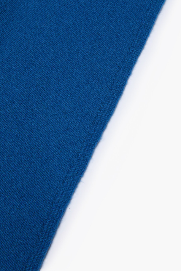 부드러운 촉감의 울과 캐시미어 혼방 소재로 제작된 삼각 머플러입니다. 가을, 겨울 시즌 데일리룩에 따뜻함과 스타일을 더해줄 베이직한 디자인의 무지 머플러입니다. 넉넉한 사이즈감으로 머플러, 헤어 스카프, 레이어드 악세사리 등 다양하게 활용 가능하여 활용도가 높습니다. 클래식, 미니멀, 캐주얼 등 어떤 스타일에도 잘 어울리며, 겨울철 산책룩, 카페룩에도 포인트를 줄 수 있습니다. 시원한 블루 컬러가 세련된 느낌을 더합니다.
