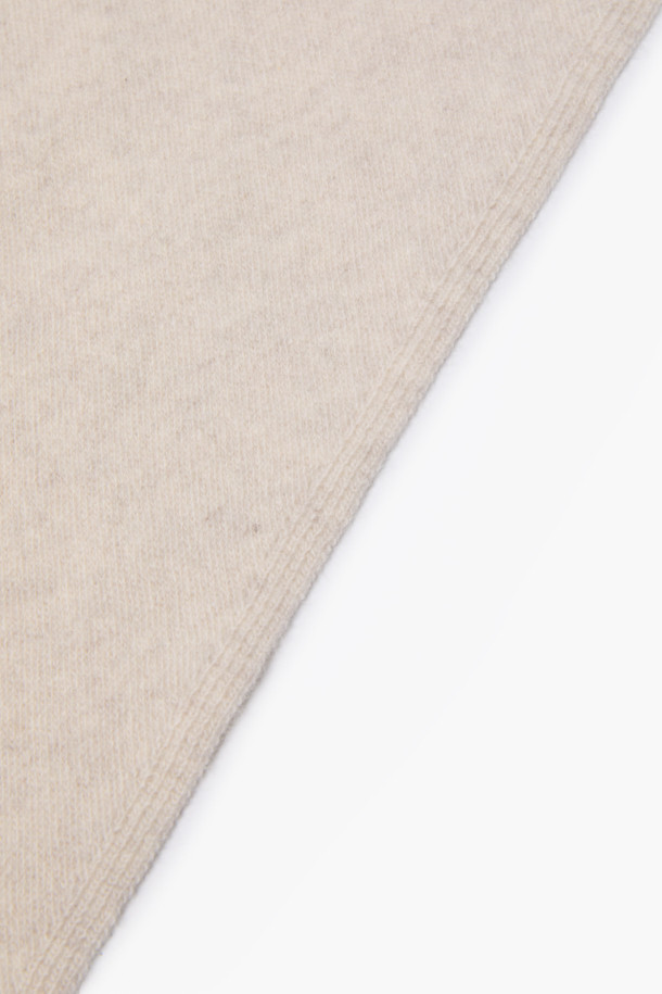 부드러운 울과 캐시미어 소재로 제작되어 포근한 착용감을 선사하는 삼각 머플러입니다. 가을, 겨울 시즌에 어울리는 얇은 두께감으로, 보온성을 유지하면서도 답답함 없이 착용할 수 있습니다. 베이직한 디자인과 무지 패턴으로 어떤 스타일에도 잘 어울립니다. 삼각형 형태로, 머플러, 헤어 스카프, 레이어드 악세사리 등 다채로운 연출이 가능합니다. 겨울 데일리룩, 산책룩, 여행룩 등 다양한 TPO에 맞춰 클래식, 미니멀, 캐주얼 무드로 활용해보세요. 3가지 컬러로 구성되어 취향에 따라 선택할 수 있습니다.
