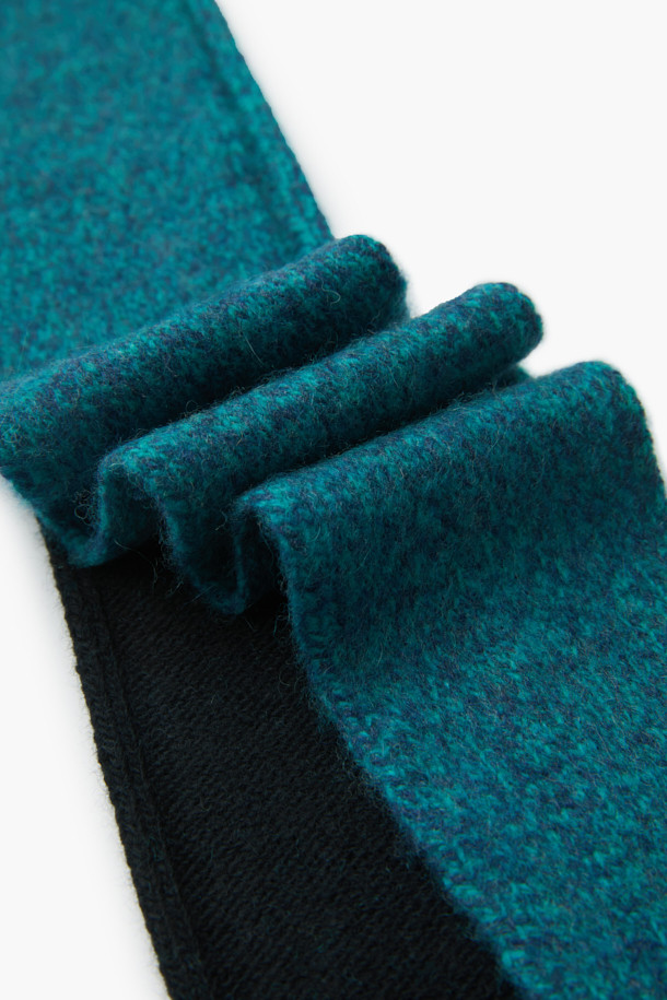 가을, 겨울 시즌을 위한 포근한 롱 니트 스카프입니다. 울과 캐시미어 블렌드 소재로 제작되어 부드러운 촉감과 뛰어난 보온성을 자랑합니다. 블랙, 블루 두 가지 색상으로 출시되어 어떤 룩에도 쉽게 매치할 수 있습니다. 얇은 두께감과 롱 기장으로 다양한 스타일 연출이 가능하며, 베이직한 디자인에 포인트 배색이 더해져 세련된 포인트를 더합니다. 겨울 데일리룩, 산책룩, 여행룩 등 다양한 TPO에 활용해보세요.
