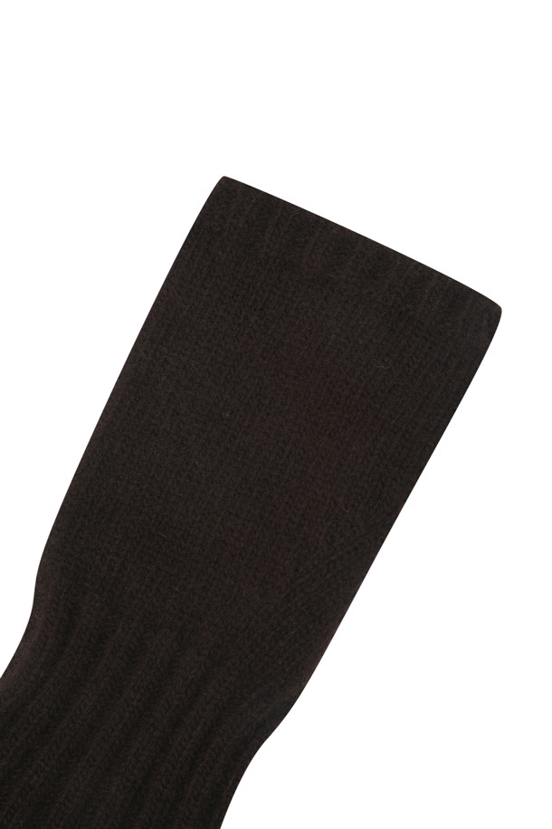 부드러운 울과 캐시미어 소재로 제작되어 포근함을 선사하는 브라운 컬러의 니트 워머 장갑입니다. 겨울철 추위를 막아주는 두꺼운 두께감과 부드러운 촉감으로 편안하게 착용할 수 있으며, 핸드워머 형태로 디자인되어 활동성을 높였습니다. 스마트폰 터치가 가능하여 실용적이며, 무지 디자인으로 어떤 룩에도 쉽게 매치할 수 있습니다. 베이직한 스타일로 겨울 데일리룩, 산책룩, 집콕룩 등 다양한 TPO에 활용 가능하며, 니트 비니와 함께 세련된 스타일을 연출해보세요. 미니멀, 클래식, 캐주얼 등 다양한 스타일(무드)에 잘 어울립니다.
