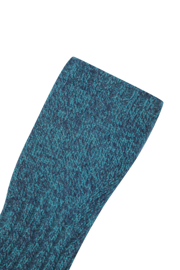 부드러운 울과 캐시미어 혼방 소재로 제작되어 포근한 착용감을 선사하는 니트 워머 장갑입니다. 겨울철 추위로부터 손을 따뜻하게 보호하며, 베이직한 디자인과 블루 컬러로 어떤 스타일에도 잘 어울립니다. 핸드워머 형태로 제작되어 손목까지 따뜻하게 감싸주고, 스마트폰 터치가 가능하여 편리합니다. 스타일리시한 겨울 데일리룩, 산책룩, 집콕룩을 연출하고 싶을 때 활용하기 좋으며, 니트 비니와 함께 착용하여 더욱 따뜻하고 세련된 스타일을 완성할 수 있습니다. 무지 패턴에 두꺼운 두께감으로 보온성을 높였습니다.
