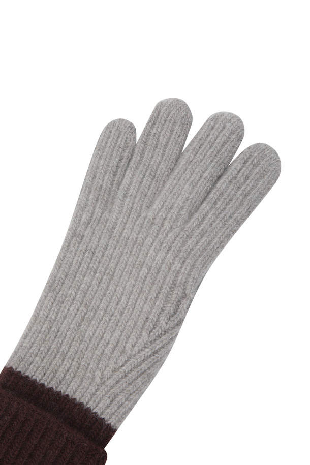 부드러운 울과 캐시미어 혼방 소재로 제작된 배색 니트 장갑입니다. 그레이와 브라운 두 가지 색상으로 출시되어 어떤 옷에도 잘 어울립니다. 손목 부분 배색 디자인이 돋보이며, 엄지 및 검지 손가락 핑거홀이 있어 스마트폰 터치가 용이합니다. 두꺼운 두께감으로 겨울철 보온성을 높여주며, 클래식, 미니멀, 캐주얼 등 다양한 스타일과 출근룩에 매치하기 좋습니다. 일상생활에서 따뜻함과 스타일을 동시에 잡을 수 있는 실용적인 아이템입니다.
