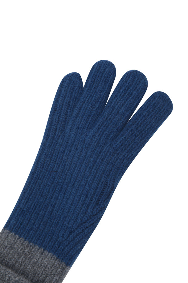 네이비와 그레이 컬러 배색으로 세련된 감각을 더한 겨울철 필수 아이템, 배색 니트 장갑입니다. 부드러운 울과 캐시미어 혼방 소재로 제작되어 뛰어난 보온성과 포근한 착용감을 선사합니다. 손목 부분 배색 디자인이 돋보이며, 엄지 및 검지 핑거홀이 있어 스마트폰 사용에도 편리합니다. 클래식, 미니멀, 캐주얼 등 다양한 스타일의 출근룩에 매치하여 포인트를 줄 수 있는 실용적인 아이템입니다. 두꺼운 두께감으로 추운 날씨에도 따뜻하게 손을 보호해 줍니다.
