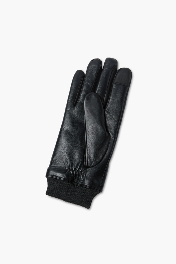 부드러운 천연 양가죽 소재의 블랙 양가죽 장갑입니다. 램스킨을 사용하여 촉감이 뛰어나고, 겨울철 보온성을 높여줍니다. 검지 손가락에 스마트 터치 기능이 있어 편리하게 스마트 기기를 사용할 수 있습니다. 베이직하고 클래식한 디자인으로 출근룩이나 데일리룩에 잘 어울립니다. 미니멀한 스타일을 즐기는 분들께 추천합니다.
