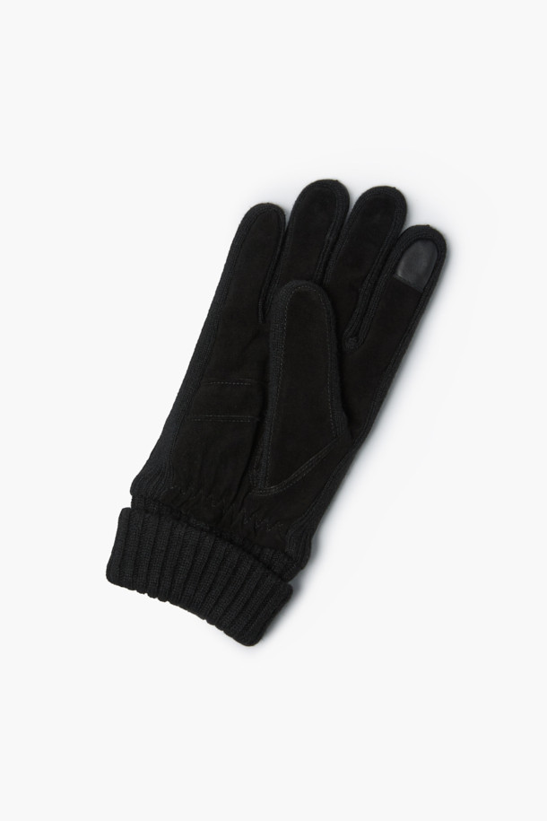 부드러운 양가죽과 누벅 소재로 제작된 블랙 컬러의 양가죽 누벅 장갑입니다. 손목과 손가락 옆면에 니트 소재를 배색하여 디자인 포인트를 더했으며, 두꺼운 두께감으로 뛰어난 보온성을 제공합니다. 검지 손가락에는 스마트 터치 기능을 적용하여 겨울철에도 편리하게 스마트 기기를 사용할 수 있습니다. 클래식, 미니멀, 캐주얼 스타일의 겨울 데일리룩, 산책룩, 동네 마실룩에 잘 어울립니다.
