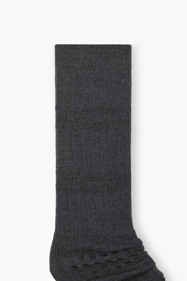 [epigram(에피그램) 여성] 코튼 니삭스는 부드러운 코튼 소재로 제작되어 겨울철 따뜻함을 선사하는 니삭스입니다. 다크 브라운과 그레이 두 가지 색상으로 출시되었으며, 변형 립 조직과 서로 다른 간격의 립 조직 배치가 특징입니다. 신축성이 뛰어나 편안한 착용감을 제공하며, 두꺼운 두께감으로 보온성을 높였습니다. 베이직한 스타일로 캐주얼, 미니멀, 클래식 룩에 모두 잘 어울리며, 겨울 데일리룩, 집콕룩, 산책룩 등 다양한 TPO에 활용하기 좋습니다. 흘러내림 방지 기능으로 활동성을 높였습니다.
