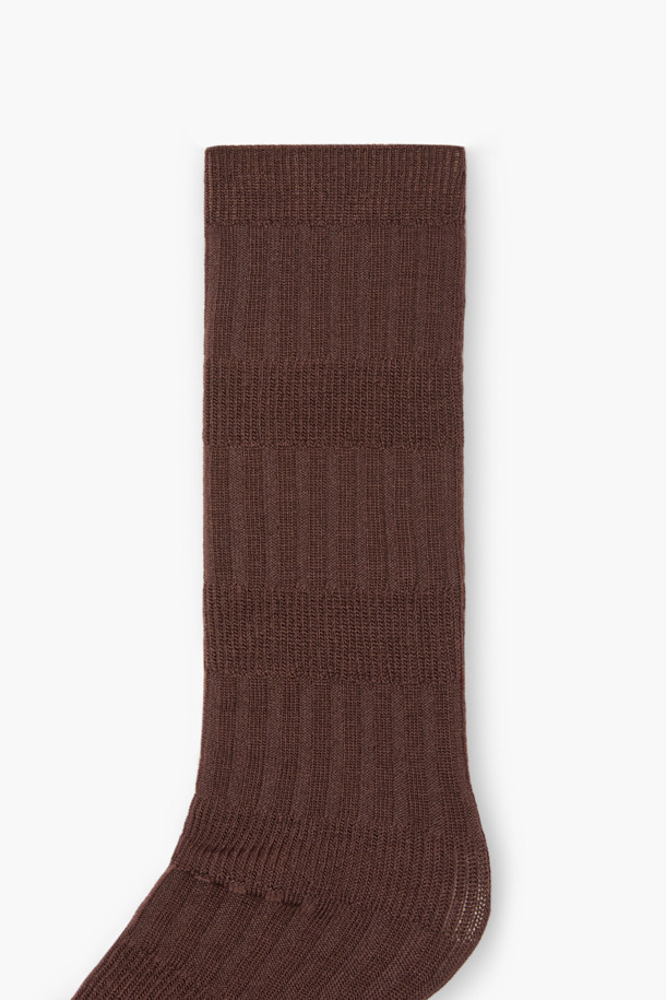 [epigram 여성] 코튼 니삭스는 가을, 겨울 시즌에 착용하기 좋은 여성 니삭스입니다. 부드러운 면 소재로 제작되어 흡습성이 뛰어나고, 다크 브라운과 그레이 두 가지 색상으로 제공됩니다. 변형 립 조직 디자인과 서로 다른 간격의 립 조직 교차 배치를 통해 베이직하면서도 세련된 스타일을 연출합니다. 두꺼운 두께감으로 보온성을 높였으며, 흘러내림을 방지하는 디자인으로 편안하게 착용할 수 있습니다. 데일리룩, 집콕룩, 산책룩 등 다양한 TPO에 미니멀, 클래식, 캐주얼 무드로 활용하기 좋습니다.
