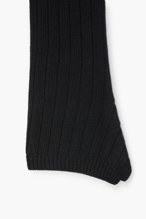 [epigram(에피그램) 여성] 메리노 울 레그 워머는 포근함을 더하는 가을, 겨울 필수 아이템입니다. 메리노 울 100% 소재로 제작되어 부드러운 촉감과 뛰어난 보온성을 자랑하며, 루즈핏 디자인으로 편안하게 착용할 수 있습니다. 무릎 아래까지 따뜻하게 감싸주는 긴 기장에 옆선 트임 디테일을 더해 활동성을 높였으며, 신발 위까지 덮어 더욱 따뜻하게 연출할 수 있습니다. 베이직한 골지 패턴과 블랙, 브라운 두 가지 색상으로 출시되어 클래식, 미니멀, 캐주얼 등 다양한 스타일과 쉽게 매치할 수 있습니다. 겨울 데일리룩, 산책룩, 집콕룩 등 어떤 TPO에도 잘 어울리는 활용도 높은 레그 워머입니다.
