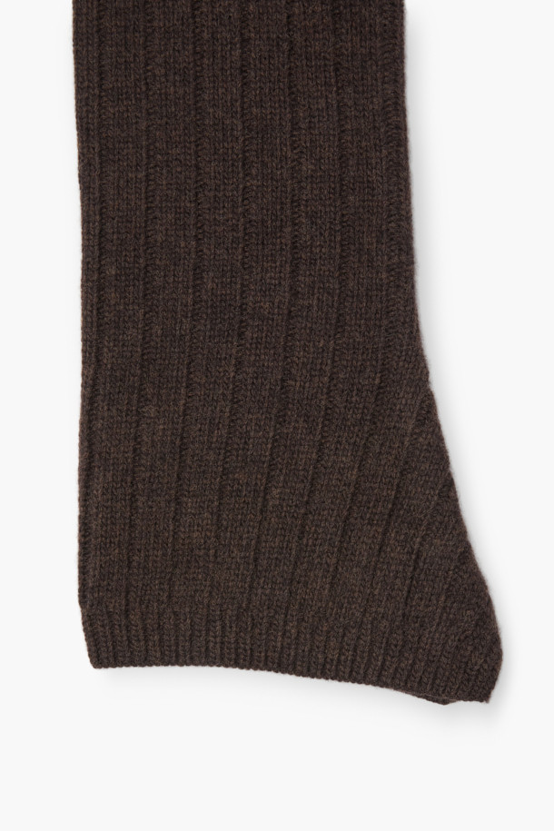 [epigram 여성] 메리노 울 레그 워머는 가을, 겨울 시즌에 활용하기 좋은 여성용 레그 워머입니다. 부드러운 촉감의 메리노 울 소재로 제작되어 보온성을 높였으며, 루즈한 실루엣과 옆선 트임 디테일로 포인트를 더했습니다. 블랙, 브라운 두 가지 색상으로 출시되었으며, 신발까지 덮는 디자인으로 더욱 따뜻하게 착용할 수 있습니다. 미니멀, 클래식, 캐주얼 스타일의 겨울 데일리룩, 산책룩, 집콕룩에 매치하여 포근하고 멋스러운 분위기를 연출해보세요.
