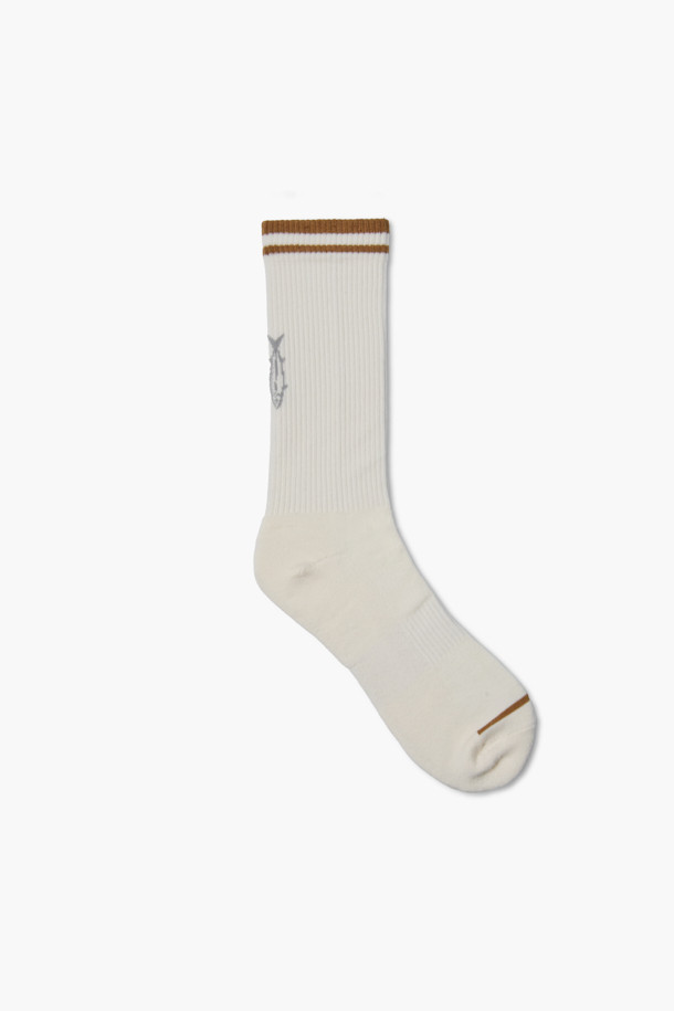 고등어 아트웍 양말은 발목 위 기장으로 제작되어 편안한 착용감을 선사합니다. 부드러운 촉감의 면 혼방 소재로 제작되었으며, 사계절 내내 활용하기 좋습니다. 화이트와 브라운 두 가지 색상으로 출시되었으며, 일상생활에서 캐주얼, 미니멀, 클래식 스타일을 연출하기 용이합니다. 특히, 고등어 아트웍 디자인과 레터링 프린트가 돋보이는 유니크한 아이템입니다. 발바닥 파일지 사양으로 편안함을 더했으며, 집콕룩, 동네 마실룩, 산책룩에 매치하기 좋습니다.
