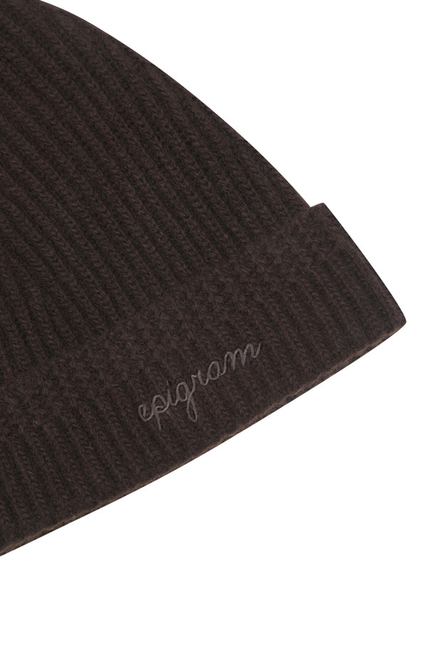 부드러운 촉감의 울캐시 니트비니입니다. 가을, 겨울철 보온성을 책임지는 두꺼운 두께감으로 제작되었으며, 브라운 컬러와 골지 패턴이 클래식하고 미니멀한 스타일을 연출합니다. 일상, 산책, 여행 등 다양한 TPO에 활용하기 좋으며, 턴업 스타일로도 연출 가능합니다. 로고 자수 디테일이 돋보이는 니트 비니로, 데일리룩에 포인트를 더해보세요.
