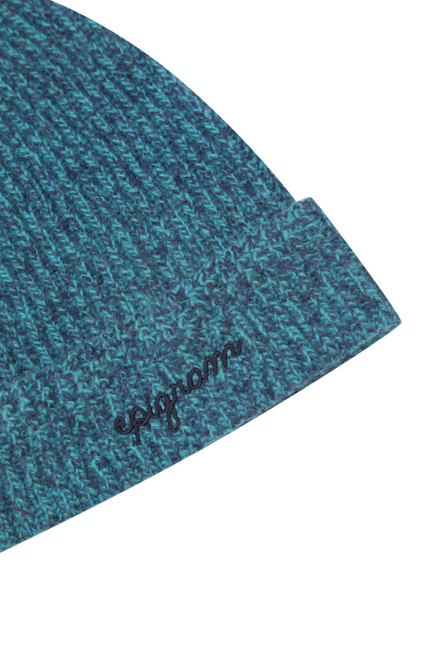 울캐시 니트비니는 울과 캐시미어 소재를 사용하여 부드러운 촉감과 뛰어난 보온성을 제공하는 모자입니다. 깊은 모자 깊이와 두꺼운 두께로 겨울철 추위에도 따뜻하게 착용할 수 있습니다. 무지 디자인에 로고 자수 디테일로 포인트를 더했으며, 턴업 스타일로도 연출 가능합니다. 클래식, 미니멀, 캐주얼 스타일 모두 소화 가능하여 겨울 데일리룩, 산책룩, 여행룩에 활용하기 좋습니다. 차분한 블루 컬러는 어떤 옷에도 잘 어울려 실용적입니다.
