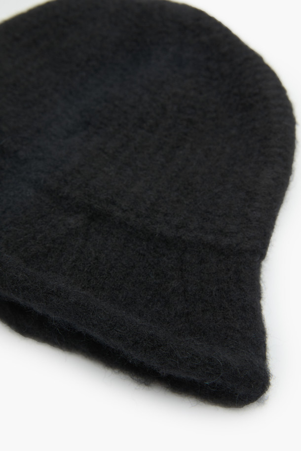 부드러운 알파카와 울 혼방 소재로 제작된 여성 니트 버킷햇입니다. 깊은 모자 깊이와 일반 챙 넓이, 두꺼운 두께감으로 겨울철 보온성을 높여줍니다. 무지 디자인의 블랙 컬러로 어떤 스타일에도 쉽게 매치할 수 있습니다. 포근하고 폭신한 촉감과 눌러쓰기 좋은 핏으로 편안하게 착용 가능하며, 클래식, 미니멀, 캐주얼 스타일의 겨울 데일리룩, 산책룩, 데이트룩에 트렌디함을 더해줍니다.
