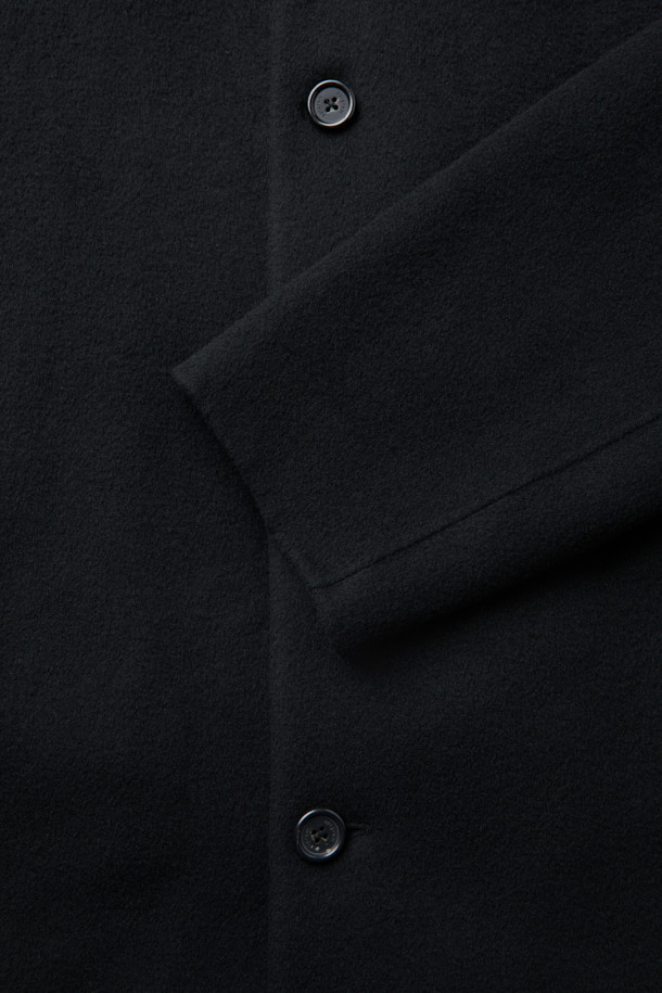 세련된 블랙 컬러의 핸드메이드 코트입니다. 울과 캐시미어 혼방 소재로 제작되어 부드러운 촉감과 뛰어난 보온성을 자랑하며, 한겨울에도 따뜻하게 착용할 수 있습니다. 롱 기장에 오버핏으로 디자인되어 미니멀하면서도 클래식한 스타일을 연출하며, 출근룩, 오피스룩, 모임룩 등 다양한 TPO에 활용 가능합니다. 뒷 슬릿, 웰트 포켓, 인포켓 디테일과 comfortemp® 패딩 안감으로 실용성을 높였습니다. 버튼 여밈 방식의 긴소매 코트로 시크한 분위기를 더해보세요.
