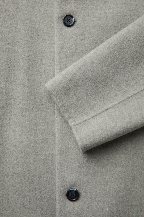 미니멀하고 세련된 무드의 핸드메이드 코트입니다. 울과 캐시미어 혼방 소재로 제작되어 부드러운 촉감과 뛰어난 보온성을 자랑하며, 겨울철에도 따뜻하게 착용할 수 있습니다. 롱 기장과 오버핏 디자인으로 편안하면서도 시크한 스타일을 연출하며, 버튼 여밈 방식과 싱글 코트 타입으로 클래식한 매력을 더했습니다. 웰트 포켓, 인포켓, 뒷 슬릿, comfortemp® 패딩 안감 디테일로 실용성을 높였으며, 오피스룩, 출근룩, 모임룩 등 다양한 TPO에 활용 가능합니다.
