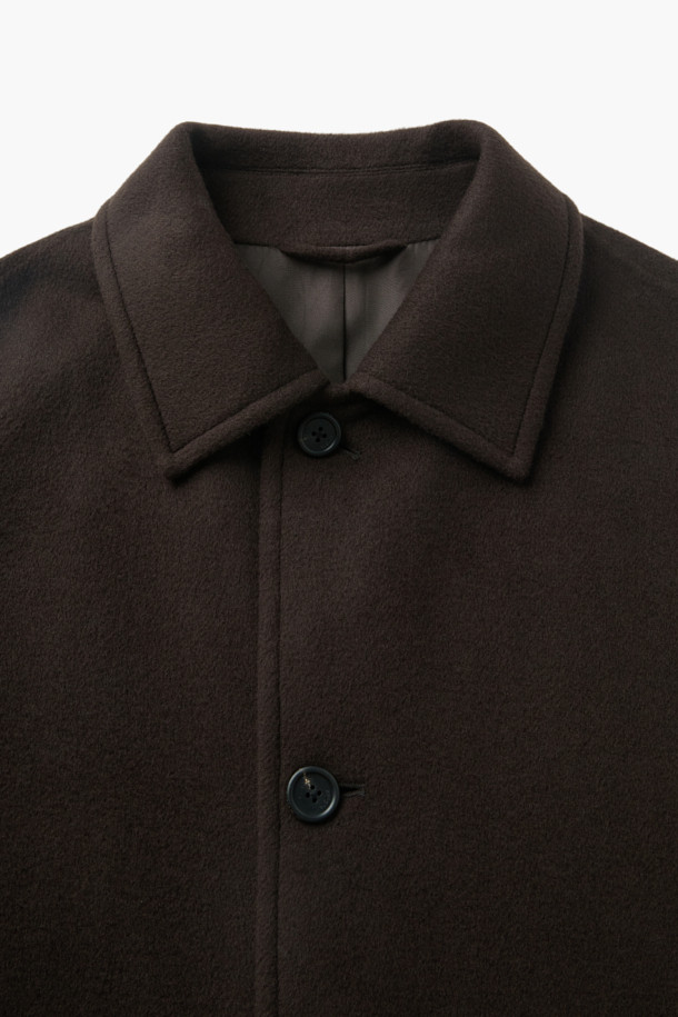 깊이 있는 겨울 스타일을 완성하는 남성용 핸드메이드 벨티드 코트입니다. 브라운 컬러의 울과 캐시미어 혼방 소재로 제작되어 부드러운 촉감과 뛰어난 보온성을 자랑합니다. 발마칸 디자인에 반라글랑 소매, 하프라이닝, A라인 실루엣을 더해 클래식하면서도 미니멀한 감각을 선사합니다. 벨트 디테일로 허리 라인을 강조하여 시크한 무드를 연출하며, 출근룩, 비즈니스 캐주얼, 모임룩 등 다양한 TPO에 활용 가능합니다. 롱 기장에 오버핏으로 제작되어 편안하면서도 세련된 스타일을 완성합니다.
