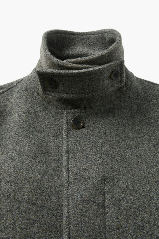 차분한 그레이 컬러의 패턴 발마칸 코트입니다. 울과 나일론 혼방 소재로 제작되어 부드러운 촉감과 함께 겨울철 따뜻함을 선사합니다. 히든 버튼과 스냅으로 여밈 방식이 간편하며, 레귤러핏으로 편안한 착용감을 제공합니다. 사이드 슬릿, 소매 버튼 비조, 넥마스크형 비조 탈부착, 히든 플래킷 등의 디테일이 돋보이며, 클래식, 모던, 캐주얼 등 다양한 스타일 연출에 활용할 수 있습니다. 겨울 데일리룩, 출근룩, 모임룩 등 TPO에 맞춰 활용 가능하며, 미니멀한 스타일을 선호하는 분들께 추천합니다.
