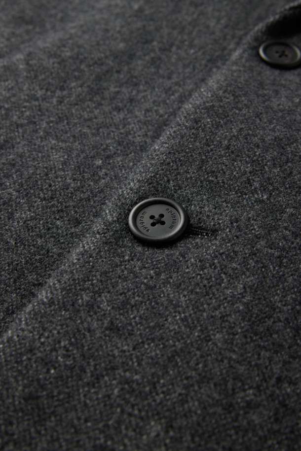 알파카 체스터 코트는 부드러운 촉감과 뛰어난 보온성을 자랑하는 겨울철 필수 아우터입니다. 클래식하고 모던한 무드를 동시에 느낄 수 있으며, 히든 버튼과 루즈핏 디자인으로 편안한 착용감을 선사합니다. 무지 패턴의 그레이 컬러로 어떤 스타일에도 쉽게 매치할 수 있으며, 오피스룩, 출근룩, 모임룩 등 다양한 TPO에 활용 가능합니다. 스티치리스 봉제, 하프라이닝, 사이드 슬릿 등의 디테일과 알파카와 울 혼방 소재는 고급스러운 분위기를 더합니다. 미니멀, 시크 스타일을 선호하는 분들께 추천합니다.
