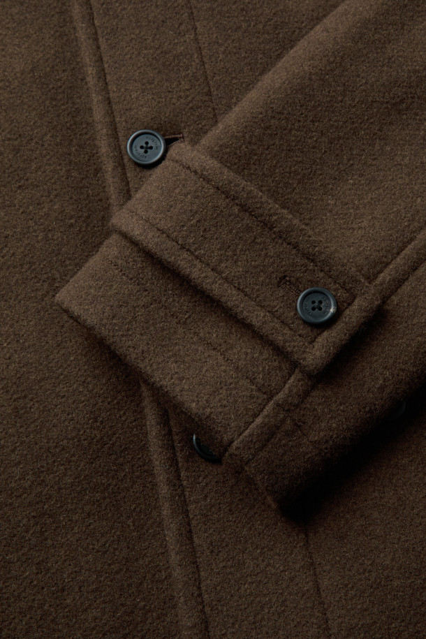 세련된 남성미를 선사하는 스탠드넥 벨티드 코트입니다. 부드러운 울 소재로 제작되어 뛰어난 촉감과 보온성을 자랑하며, 가을과 겨울 시즌에 적합합니다. 하이넥 디자인과 탈부착 가능한 허리 벨트가 클래식하면서도 세련된 스타일을 연출하며, 웰트 포켓, 뒷면 슬릿, 소매 비조 디테일이 고급스러움을 더합니다. 세미 오버핏으로 제작되어 편안한 착용감을 제공하며, 오피스룩, 비즈니스 캐주얼, 모임룩 등 다양한 TPO에 활용 가능합니다. 브라운 컬러의 무지 디자인으로 미니멀하고 클래식한 매력을 선사합니다.

