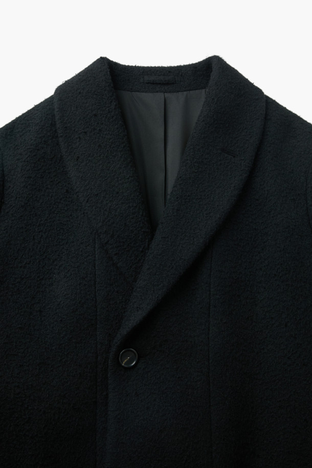 **카센티노 숄카라 벨티드 코트**는 여성스러운 실루엣을 강조하는 겨울철 필수 아우터입니다. 부드러운 울 소재의 두꺼운 카센티노 조직으로 제작되어 높은 보온성을 제공하며, 오버핏과 A라인 핏으로 편안하면서도 세련된 스타일을 연출합니다. 숄카라 디자인과 탈부착 가능한 벨트, 웰트 포켓, 뒤쪽 맞주름 디테일이 특징이며, 클래식, 미니멀, 시크한 스타일을 즐기는 분들께 오피스룩, 출근룩, 모임룩으로 추천합니다. 긴 소매 기장과 맥시 기장으로 우아함을 더하며, 블랙 컬러는 어떤 옷에도 잘 어울려 활용도가 높습니다.
