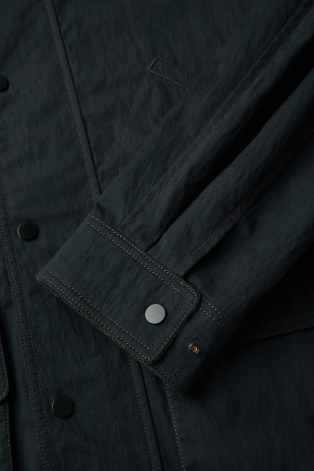 "크링클 TOOK 재킷"은 간절기에 착용하기 좋은 캐주얼 스타일의 자켓입니다. 블랙 컬러의 무지 디자인으로, 출근룩과 모임룩 등 다양한 TPO에 활용할 수 있습니다. 오버핏으로 편안한 착용감을 선사하며, 카라 부분의 코듀로이 배색과 크링클 텍스처가 특징입니다. 스냅과 지퍼 이중 여밈 방식으로, 가슴 사선 포켓과 하단 입체 포켓으로 실용성을 더했습니다. 드로우스트링 밑단으로 핏 조절이 가능합니다.
