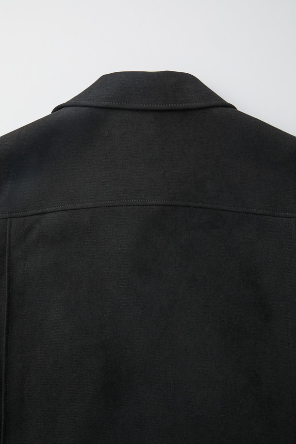 네이비 컬러의 스웨이드 초어 재킷입니다. 부드러운 촉감의 스웨이드 소재로 제작되어 봄, 가을에 착용하기 좋으며, 루즈핏으로 편안한 착용감을 선사합니다. 클래식, 미니멀, 시크 스타일을 연출하기에 적합하며, 데이트룩과 비즈니스 캐주얼에 활용하기 좋습니다. 가슴 사선 주머니, 하단 플랩 포켓, 소매 끝단 버튼, 드로우스트링 등의 디테일이 돋보이는 디자인입니다. 버튼 여밈 방식의 레귤러 기장으로, 다양한 스타일링에 활용할 수 있습니다.
