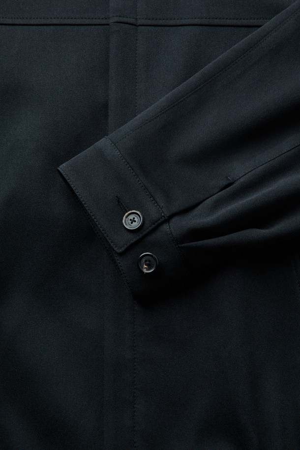 **블랙 집업 블루종 재킷(set-up)**은 간절기에 적합한 남녀 공용 아우터입니다. 발수 기능이 있어 실용적이며, TRABEST 소재로 제작되어 부드러운 촉감과 탄탄한 내구성을 자랑합니다. 세련된 무드의 무지 디자인으로, 출근룩이나 데이트룩 등 다양한 TPO에 활용할 수 있습니다. 히든 지퍼와 스냅 버튼 여밈 방식으로 깔끔함을 더했으며, 밑단 턱 디테일과 소매단 버튼, 양옆 스냅 버튼 포켓으로 포인트를 주었습니다. 셋업으로 구성되어, 미니멀, 클래식, 시크 스타일을 연출하기 좋습니다.
