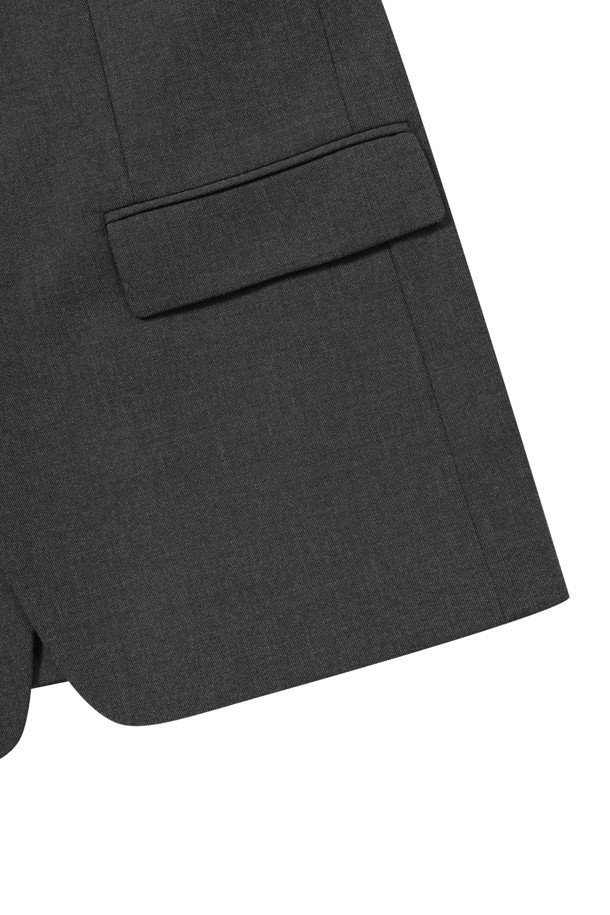 데일리 블레이저 (set-up)는 남성을 위한 베이직하고 포멀한 스타일의 블레이저 셋업입니다. 차콜 컬러의 무지 디자인으로, 봄, 가을 시즌에 적합하며, 일상 및 비즈니스 용도로 활용 가능합니다. 싱글 버튼 여밈, 레귤러 기장의 데일리핏으로 제작되었으며, 스판 소재를 사용하여 부드러운 촉감을 선사합니다. 노치드 라펠과 뒷면 슬릿 디테일이 있으며, 셋업으로 출시되어 오피스룩, 비즈니스 캐주얼, 회의룩 등 다양한 TPO에 맞춰 클래식하고 미니멀한 스타일을 연출할 수 있습니다.
