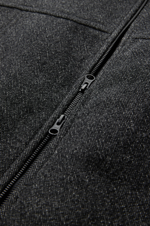 세련된 무드를 연출하는 울 투톤 블루종 재킷입니다. 베이직하고 미니멀한 디자인으로, 가을과 겨울에 따뜻하게 착용할 수 있습니다. 릴랙스 핏으로 편안함을 더하고, 드롭 숄더, 허리 뒷밴딩, 양쪽 포켓, 칼라 디테일 등의 특징을 갖추었습니다. 블랙 컬러의 트윌 패턴으로, 출근룩, 비즈니스 캐주얼, 모임룩 등 다양한 TPO에 활용 가능합니다. 클래식, 미니멀, 시크 스타일을 즐기는 분들께 추천합니다.
