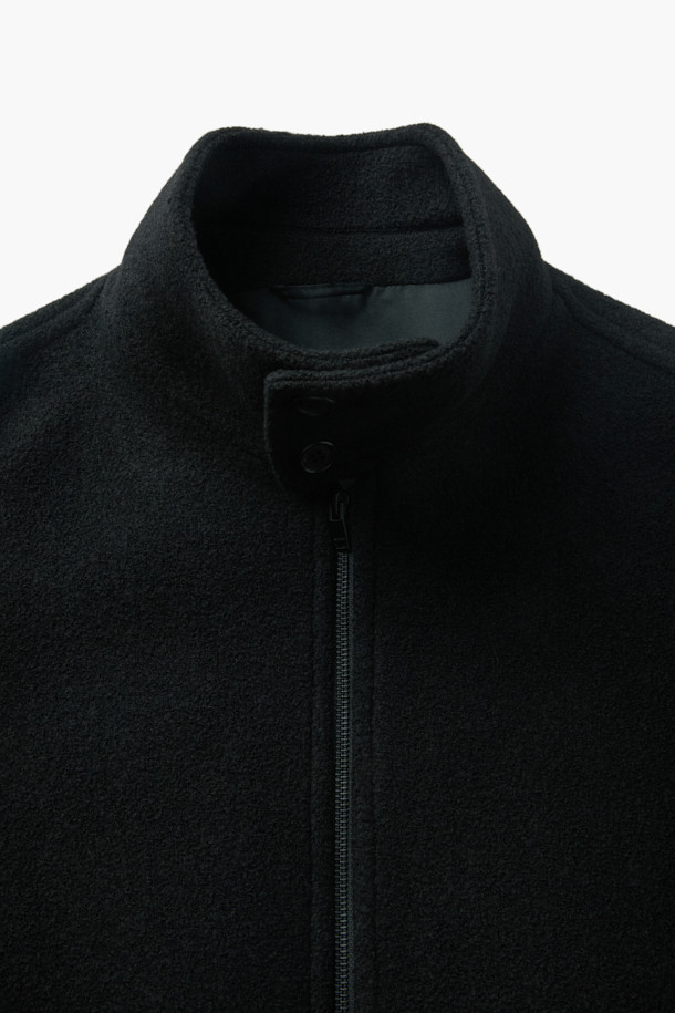 부드러운 울 소재로 제작되어 포근함을 선사하는 울 부클 블루종 재킷입니다. 오버핏 디자인과 두꺼운 두께감으로 가을, 겨울 시즌 따뜻하게 착용하기 좋습니다. 블랙 컬러의 무지 디자인으로 어떤 스타일에도 쉽게 매치할 수 있으며, 캐주얼, 미니멀, 클래식 무드를 연출하기 좋습니다. 드롭 숄더, 하이넥, 투웨이 지퍼, 밴딩 처리, 드로우스트링 등의 디테일로 활동성과 보온성을 높였습니다. 출근룩과 모임룩 등 다양한 TPO에 활용 가능하며, 집업 스타일로 간편하게 착용할 수 있습니다.
