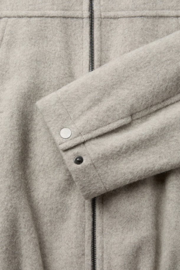 부드러운 울 소재의 노카라 집업 재킷입니다. 라이트 베이지 컬러로 어떤 옷에나 잘 어울리며, 코지한 스타일을 연출합니다. 밑단 밴딩과 드로우스트링으로 편안한 착용감을 제공하며, 패널 절개 디테일이 돋보입니다. 소맷단 스냅 버튼으로 포인트를 더했으며, 겨울철 데일리룩, 동네 마실룩, 산책룩 등 다양한 TPO에 활용하기 좋습니다. 미니멀, 클래식, 캐주얼 스타일을 즐겨 입는 분들께 추천합니다.
