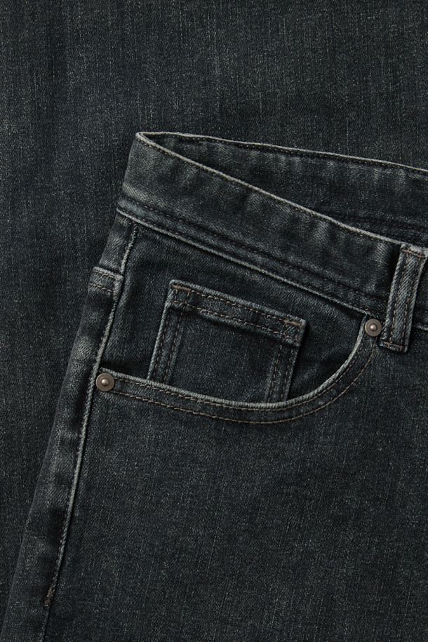 **중청 데일리핏 데님**

**데일리룩**과 **비즈니스 캐주얼** 스타일을 모두 아우르는 중청 데님입니다. 부드러운 촉감의 데님 소재에 **슬림핏**과 **데일리핏**으로 편안함을 더했습니다. **그레이** 및 **블루블랙** 두 가지 컬러로 출시되어, **사계절** 어떤 스타일에도 매치하기 좋습니다. 은은한 그레이 워싱과 **한지 소재 와펜 디테일**, **epigram 로고**가 세련된 무드를 연출하며, 스트레치 소재로 활동성을 높였습니다. **미니멀**, **클래식**, **캐주얼** 등 다양한 스타일을 즐겨보세요.
