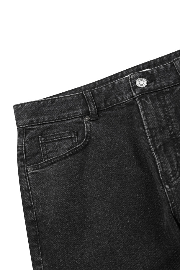 블랙 컴포트핏 데님 팬츠는 일상과 출근룩에 모두 활용 가능한 만능 아이템입니다. 11oz 두께의 데님 소재에 스트레치 원단을 사용하여 편안한 착용감을 선사하며, 캣브러쉬 가공과 시와 가공으로 빈티지하면서도 세련된 스타일을 연출합니다. 107cm 기장으로 다리가 길어 보이는 효과를 주며, 한지 와펜 디테일이 은은한 포인트를 더합니다. 스트레이트 컴포트핏으로 제작되어 편안함과 스타일을 동시에 잡았습니다. 봄, 여름, 가을, 겨울 사계절 내내 활용 가능한 실용적인 데님 팬츠입니다.
