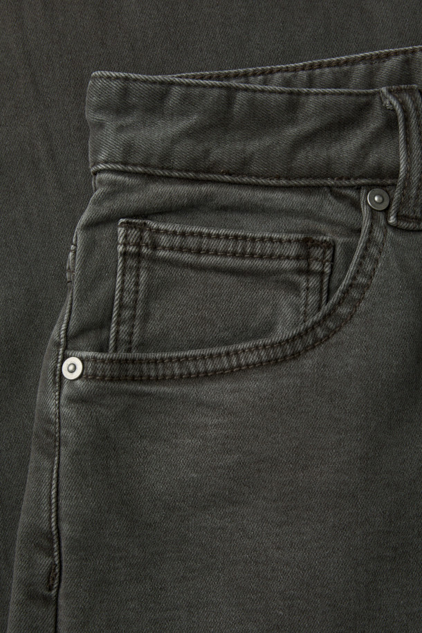 피그다잉 기모 컴포트핏 데님은 부드러운 촉감과 두꺼운 두께감으로 겨울철 따뜻하게 착용 가능한 데님 팬츠입니다. 그레이 컬러의 무지 디자인으로, 캐주얼 및 베이직 스타일을 연출하며 출근룩으로도 활용 가능합니다. 피그먼트 염색 기법, 고스트레치, 고밀도, 형태 안정성, 한지 와펜 디테일로 완성도를 높였습니다. 컴포트핏 스트레이트 핏으로 편안한 착용감을 제공하며, 기모 안감으로 보온성을 더했습니다.
