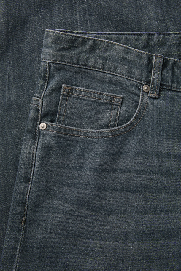 중청과 그레이 컬러가 조화롭게 어우러진 워시드 데님 팬츠입니다. 힙과 허벅지에 여유를 주어 편안한 착용감을 선사하며, 릴랙스핏과 위켄드핏으로 활동성을 높였습니다. 부드러운 데님 소재에 스트레치 기능까지 더해져 편안함을 극대화했습니다. 한지 와펜 디테일과 epigram 로고가 디자인 포인트를 더하며, 비즈니스 캐주얼부터 캐주얼, 미니멀, 클래식 스타일까지 폭넓게 활용할 수 있습니다. 긴 기장감으로 다양한 스타일 연출이 용이합니다.
