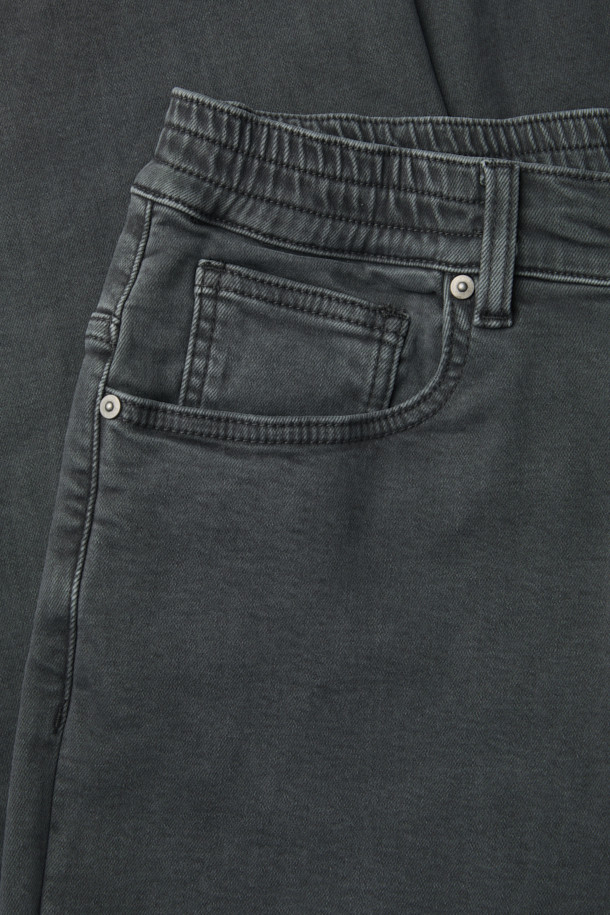 피그다잉 기모 밴딩 위켄드핏 데님은 [겨울] 시즌, [일상]과 [비즈니스] 모두 활용 가능한 데님 팬츠입니다. 부드러운 촉감의 기모 안감과 고밀도, 고스트레치 소재가 편안한 착용감을 선사하며, 밴딩 처리로 활동성을 높였습니다. '피그먼트 염색' 기법으로 빈티지한 멋을 더했으며, 배기핏과 테이퍼드 핏을 혼합한 위켄드핏으로 세련된 실루엣을 연출합니다. [그레이] 컬러의 무지 디자인으로, [캐주얼], [미니멀], [클래식] 스타일 모두 소화 가능한 활용도 높은 아이템입니다.
