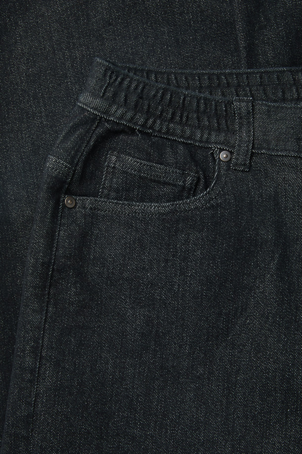 블랙 논페이드 밴딩 릴렉스핏 데님은 부드러운 촉감과 편안한 착용감을 선사하는 데님 팬츠입니다. 사계절 내내 활용 가능한 베이직하고 캐주얼한 스타일로, 릴렉스핏과 벌룬핏을 넘나드는 여유로운 핏을 자랑합니다. 물 빠짐이 적고 내구성이 뛰어나며, 바이오 워싱 처리로 자연스러운 멋을 더했습니다. 밴딩 처리로 편안함을 더했으며, 107cm의 적당한 기장으로 다양한 스타일을 연출하기 좋습니다. 동네 마실룩, 여행룩 등 편안한 TPO에 캐주얼, 미니멀, 클래식 스타일을 더해 보세요.
