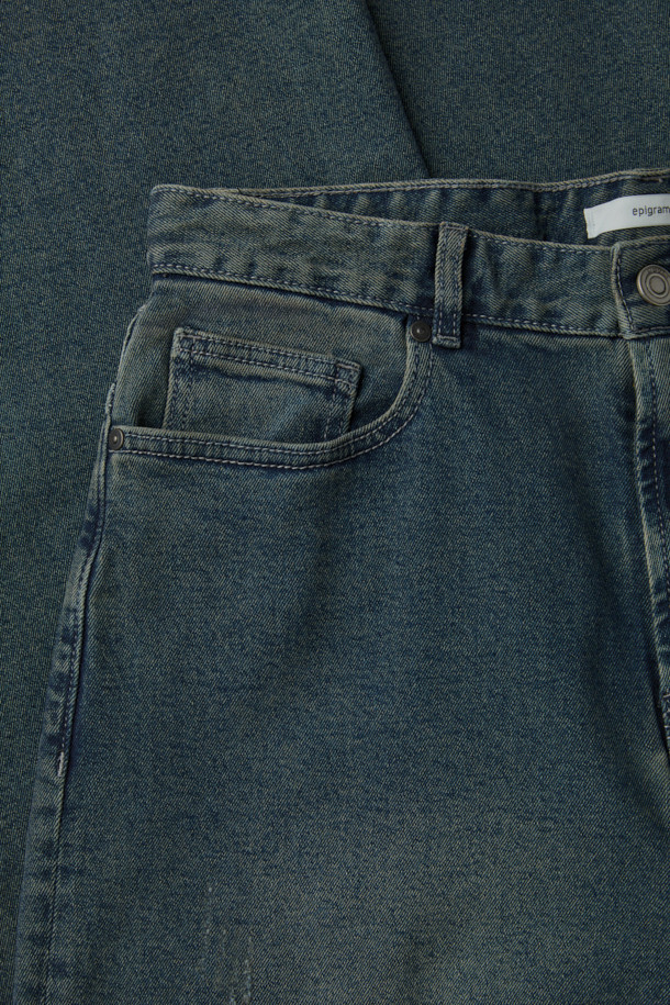 베이지 톤의 틴 워싱 릴렉스핏 데님 팬츠입니다. 사계절 내내 활용하기 좋은 이 데님 팬츠는 빈티지하면서도 트렌디한 스타일을 연출합니다. 12.5oz 중량의 데님 소재와 신축성 있는 원단으로 편안한 착용감을 선사하며, 브러쉬 디테일과 한지 와펜이 포인트로 더해졌습니다. 릴렉스핏과 벌룬핏의 조화로 자연스러운 실루엣을 완성하며, 기장은 107cm입니다. 동네 마실룩이나 여행룩 등 캐주얼한 스타일에 잘 어울립니다.
