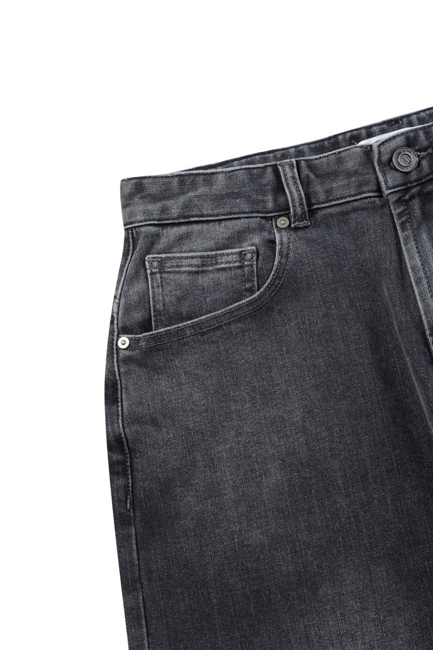 그레이 워싱 릴렉스핏 데님은 부드러운 촉감의 데님 소재로 제작되어 편안한 착용감을 선사합니다. 릴렉스핏과 벌룬핏의 여유로운 핏으로 활동성을 높였으며, 브러쉬 워싱 디테일로 자연스러운 느낌을 더했습니다. 은은한 그레이와 블루블랙 컬러로 다양한 상의와 매치하기 용이하며, 한지 와펜 디테일과 epigram 로고가 디자인의 포인트를 더합니다. 비즈니스 캐주얼 및 출근룩, 캐주얼, 미니멀, 클래식 스타일을 즐겨 입는 분들께 추천합니다. 하의 기장은 107cm이며 밴딩 처리되어 편안함을 더했습니다.
